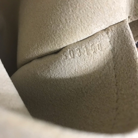 Louis Vuitton Galleria - Picture 5 of 8